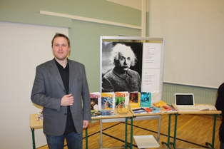 img_0603-sakari-ja-einstein Lehtori Sakari Härmä esittelee fysiikan salaisuuksia